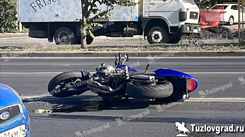 В Новочеркасске пьяный мотоциклист врезался в машину и уехал на скорой в больницу, видео