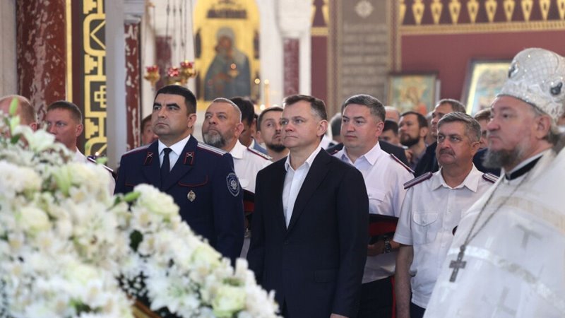 Юрий Слюсарь принял участие в божественной литургии в Новочеркасском Патриаршем Вознесенском соборе