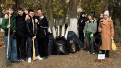 В Новочеркасске на минувших выходных школьники провели ряд субботников: убрали мусор, посадили деревья