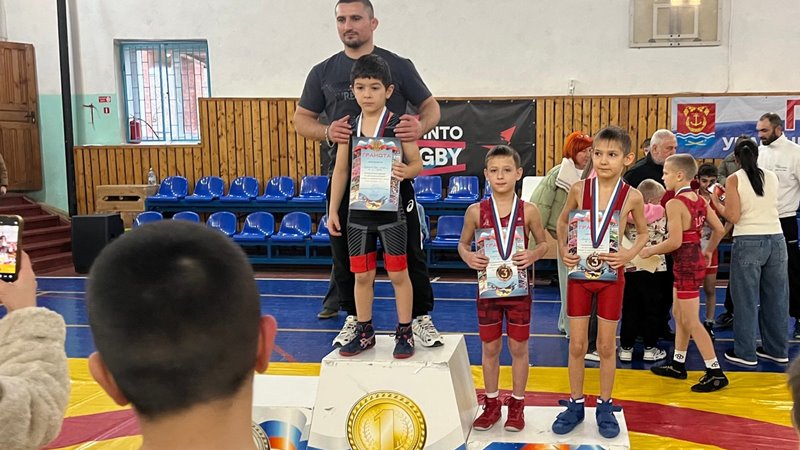 Юные новочеркасские борцы стали призерами межрайонного турнира