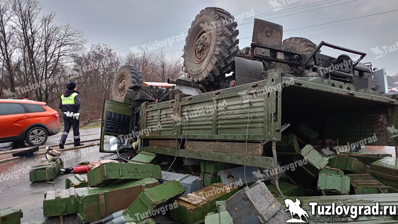 На выезде из Новочеркасска военный грузовик с боеприпасами перевернулся после столкновения с легковушкой, видео