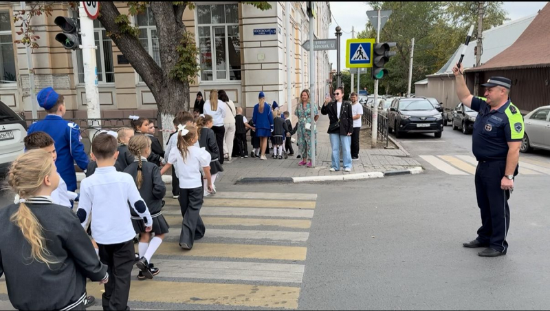 Сотрудники ГАИ продолжают проведение профилактических мероприятий в учебных заведениях Новочеркасска
