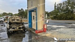 В Новочеркасске на метановой заправке загорелся автомобиль, видео
