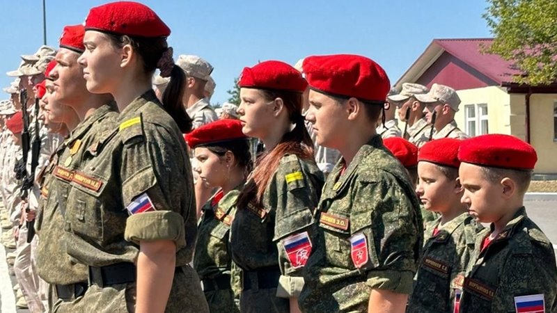 В Новочеркасске юнармейцы поздравили сотрудников спецназа Росгвардии с юбилеем