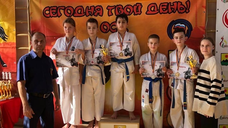 Новочеркасские каратисты успешно выступили на турнире в Зверево
