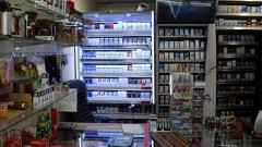 В Новочеркасске продавец так напугала грабителя, что тот убегал, роняя деньги