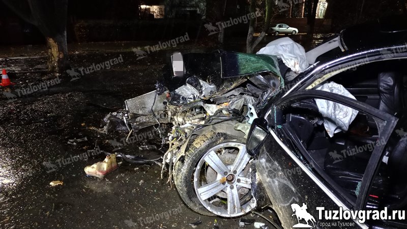 В Новочеркасске лихач врезался в дерево