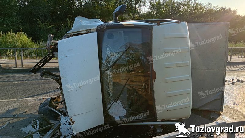 В Новочеркасске водитель грузовика врезался в забор и перевернулся