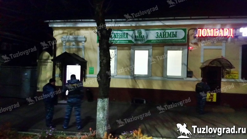 В Новочеркасске вооруженный пистолетом мужчина ограбил микрофинансовую организацию