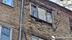 В Новочеркасске в микрорайоне Донском обрушилась часть фасада кирпичной пятиэтажки