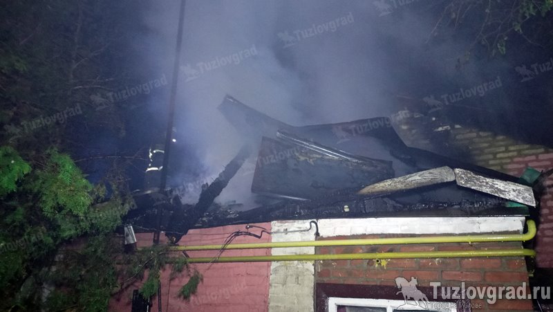В Новочеркасске пожарные тушат жилой дом на улице Добролюбова, видео