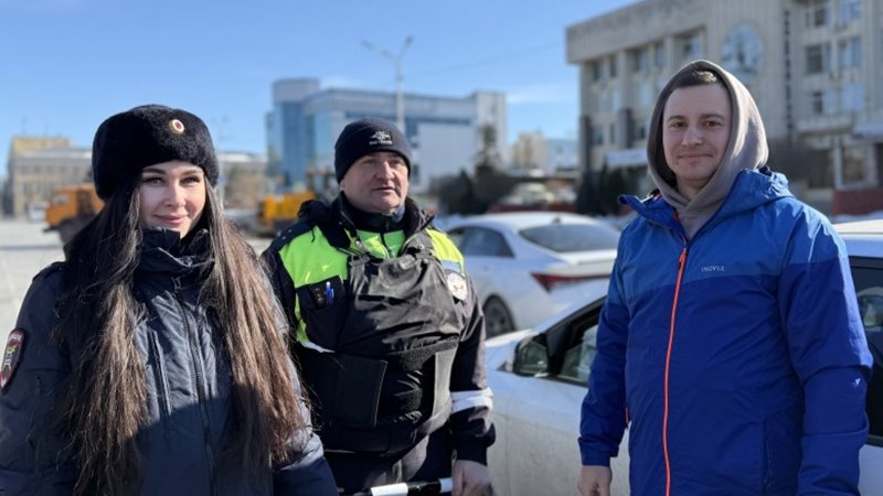 В преддверии Дня защитника Отчества сотрудники ГАИ дарили подарки новочеркасским водителям 