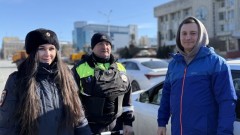 В преддверии Дня защитника Отчества сотрудники ГАИ дарили подарки новочеркасским водителям 