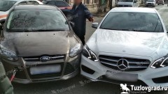 В Новочеркасске водитель ударил «Мерседес» автомобилем, которого тащил сзади на тросе