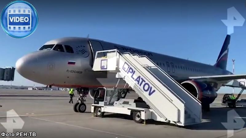 В больнице Новочеркасска констатировали смерть пилота экстренно севшего пассажирского самолета, видео