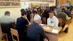 Житель Новочеркасска лидирует на всероссийском турнире по русским шашкам