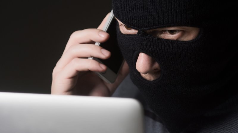 Новочеркасские полицейские напоминают горожанам об опасности стать жертвой мошенников