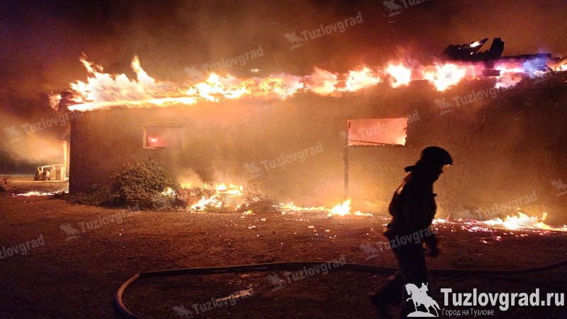 На улице Флерова в Новочеркасске горят производственные помещения, видео