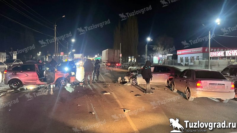 В Новочеркасске водитель выскочил на встречную полосу и устроил ДТП из трех машин