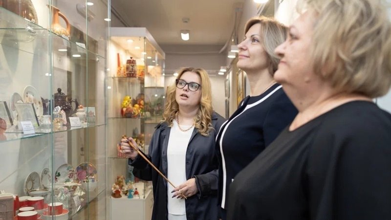В новочеркасском детском саду открыли обновленный мини-музей, посвященный русским промыслам и ремеслам