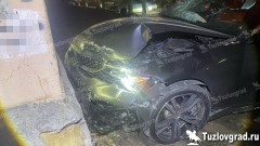 В центре Новочеркасска БМВ врезался в стену дома после столкновения с другой машиной